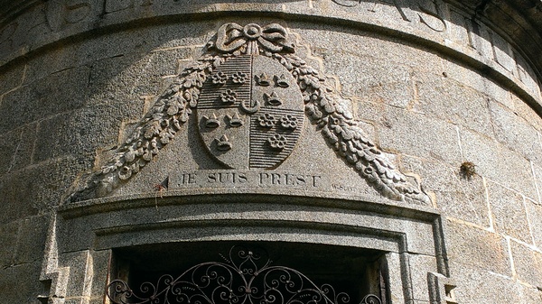 Fraser Mausoleum – Detail of crest & swaged festoon (2017)